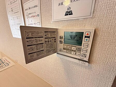 足元からお部屋全体をやさしく暖める床暖房付き。寒い季節も快適に過ごせ、温風が直接当たりにくいため、乾燥が気になる方や小さなお子様のいるご家庭にもおすすめです。