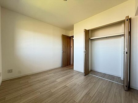 プライベートな時間をゆっくり過ごせる一室です。採光や風通し、収納の使いやすさなど、写真だけでは分かりにくい部分も詳しくご説明します。
