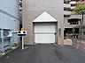 駐車場：敷地内に設けられた機械式立体駐車場の出入口。車を利用する方は、入出庫の手順や待ち時間、車両サイズの制限、駐車場の空き状況や利用条件についても、ぜひあわせてお問い合わせください。