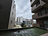 周辺：建物の間から街並みと空を望む眺め。窓の外に広がる景色は、日々の暮らしの中で気分を変えるきっかけにもなりそうです。周囲の建物との距離感や採光、視線の入り方などは、ぜひ一度現地でじっくりお確かめください。