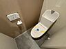 トイレ：落ち着くアクセントクロスが印象的なトイレです。温水洗浄機能付きで、日々快適に使えます。手洗い一体型で省スペース。床もお手入れしやすく、清潔感と落ち着きを兼ね備えた、快適に使える空間に仕上がっています。