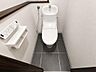 トイレ：清潔感と落ち着きを感じられる、すっきりとしたトイレ空間！毎日気持ちよく利用でき、ご家族だけでなく来客時にも上品な印象を与えてくれます！住まいの細部まで心地よさを感じられます！