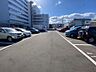 駐車場：建物前に平置きの駐車区画が並ぶ敷地内駐車場。中央に通路があり、お車の出し入れや建物までの動線を確認できます。車を使う暮らしを想像しながら、区画の広さや空き状況、利用料の条件も見学時にお確かめください。