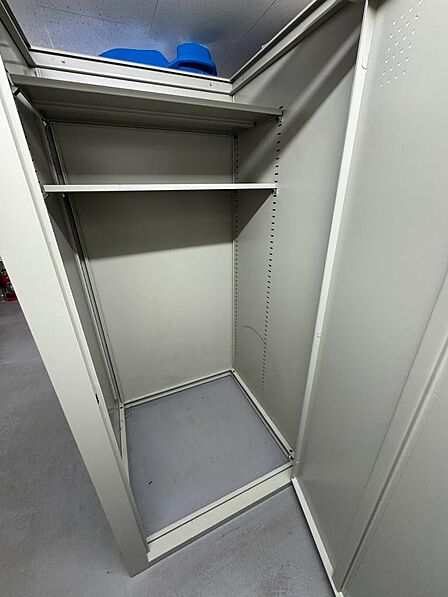 室内の収納に加えて使えるトランクルーム。あまり使わない物や季節用品を分けてしまうのに便利です。棚付きで小物も整理しやすく、お部屋の収納スペースを補えます。ご見学の際は、収納できる広さもご確認ください。
