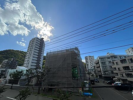 バルコニーから見える周辺の街並み。建物の向こうには緑のある山の姿も望めます。窓の外の景色は、毎日の暮らしをイメージする大切なポイント。周囲の建物との距離感や道路の様子も、ぜひ現地でご確認いただけます。