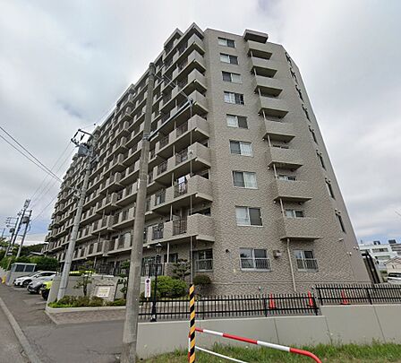 落ち着いた外壁と並ぶバルコニーが印象的な、地上10階建てのマンション。敷地内に植栽が配され、住まいに彩りを添えています。地下鉄「福住」駅徒歩12分。小学校や公園も身近で、子育て世帯にも嬉しい立地です。