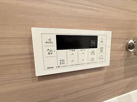 浴室内から操作できる給湯リモコン。お湯の温度の調節に加え、自動湯はりや追いだきのボタンを備えています。たし湯やたし水の操作もでき、入浴時の好みに合わせやすい設備です。毎日のバスタイムをサポートします。