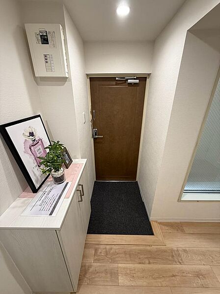 白い壁と木目調の床が、やさしい印象をつくる玄関。シューズボックスに靴をしまえば、足元をすっきり保てます。天板に花や小物を飾って、自分らしいお出迎えの空間に。帰宅するたびにほっとできる住まいの入口です。