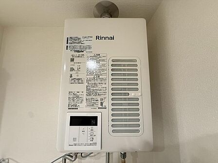 リフォームで交換されたガス給湯器。キッチンや洗面台、浴室へお湯を供給し、毎日の家事や身支度を支えます。本体の操作パネルで給湯温度を設定でき、用途に合わせて使いやすい、日々の暮らしに欠かせない設備です。