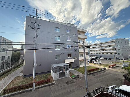 窓の外には周辺の建物や街並みが広がり、その上には空を望めます。季節や時間によって変わる空の表情を感じながら、家事や仕事の合間にひと息。見学の際には、実際の眺めや周囲の様子もお部屋から確認いただけます。