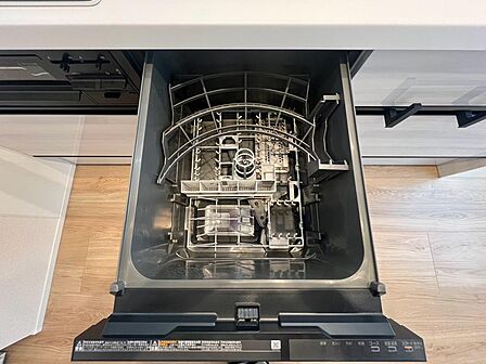キッチンに組み込まれた食器洗い乾燥機。食後の食器をまとめて洗えて、片付けにかかる手間を軽減します。引き出し式で食器を出し入れでき、作業台の場所を取らないのも魅力。家事の時間を見直したい方にも便利です。