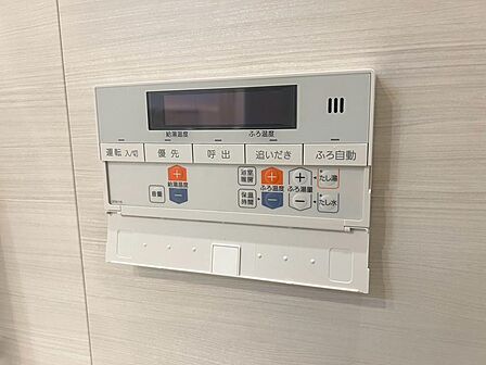 浴室内からお湯はりや追い焚きを操作できるリモコン。給湯温度やおふろの温度、湯量も調節できます。家族の入浴時間が異なる日にも便利。お好みの湯加減に整えながら、毎日のバスタイムを心地よく楽しめる設備です。