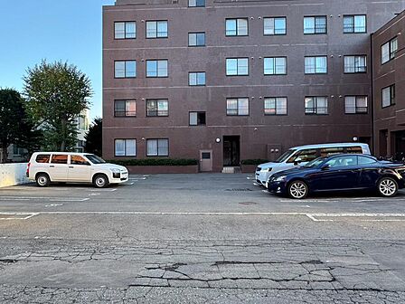 建物の前に広がる平面駐車スペース!車の出し入れや住戸までの移動をイメージしやすく、お買物やお出かけを支えます!空き状況や区画の大きさ、利用条件を含め、お持ちの車に合うかどうかもお気軽にご相談ください!