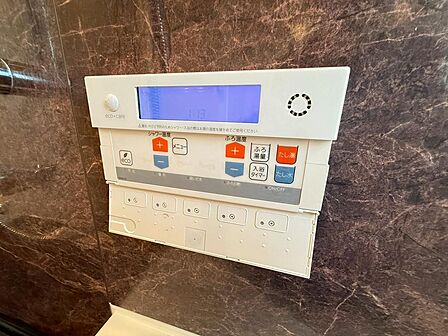 ボタンひとつでお湯はりから保温までこなす便利なオートバス機能を搭載！家事の合間に手軽にお風呂の準備が可能です！温度設定もデジタル表示で分かりやすく操作性も良好です！