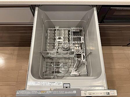 毎日の家事負担を軽減する食器洗乾燥機付き。食後の片付け時間を短縮でき、手洗いに比べて節水も期待できます。家族の時間を大切にしたい方にうれしい設備です。