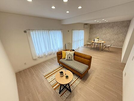 ２階南向き角部屋２ＬＤＫで家族が自然と集まるリビング。食事やくつろぎの時間をゆったりと過ごせる空間です。