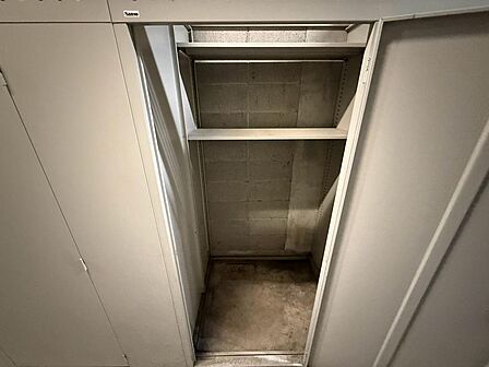 住戸専用のトランクルームを備え、室内に置きにくい季節用品やアウトドア用品などの収納にも便利。棚付きで荷物を整理しやすく、住空間をすっきり保てます。収納力をさらに高めてくれる、頼もしい収納スペースです。