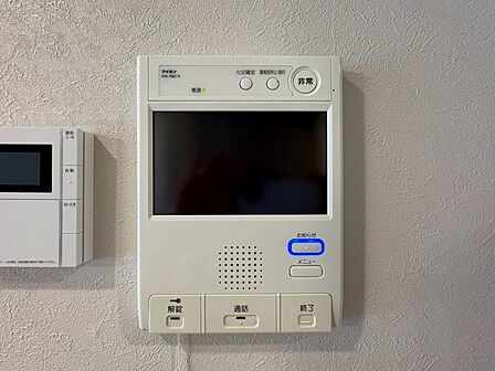 オートロックとテレビモニター付きインターホンを備えています。室内から来訪者の顔を確認してから対応できるため、防犯面が気になる方やお子様のいるご家庭にも安心です。