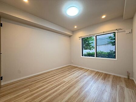 ご家族の寝室、子ども部屋、来客用のお部屋など、幅広い用途に使える居室です。家具の配置やコンセントの位置も含めてご確認いただけます。