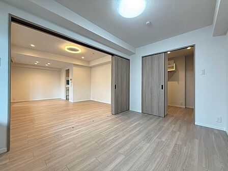 ご家族の寝室、子ども部屋、来客用のお部屋など、幅広い用途に使える居室です。家具の配置やコンセントの位置も含めてご確認いただけます。