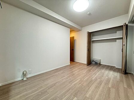 主寝室や子ども部屋、書斎など、生活スタイルに合わせて使える一室です。窓の位置や採光、収納量、家具を置いた際の通路幅もご確認いただけます。