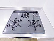 【リフォーム済】ガスコンロは3口タイプです。3つ同時に調理が可能です。