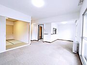 【リフォーム済】16．7帖のリビングは、和室と繋がっているので、扉をとり広々使えることができます