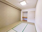 【リフォーム済】6帖の和室は畳表替え、クロス張替、押入れもありますので寝室や客間としてピッタリです