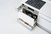 【同仕様写真】コンロ下には、調味料入れがあるので、サッと調理できます。  