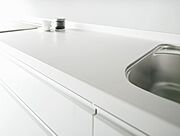 【同仕様写真】キッチンのワークトップは人造大理石で水垢が目立ちにくく汚れのお手入れが楽ですね。