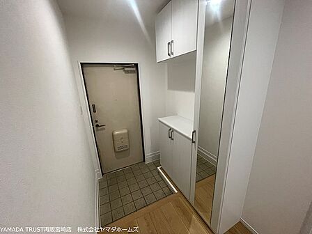 鏡付収納で身だしなみチェックもスムーズ。すっきり片付く玄関です。