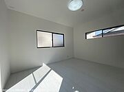 2階6帖洋室　別角度。二面採光で明るい陽光が差し込みます。