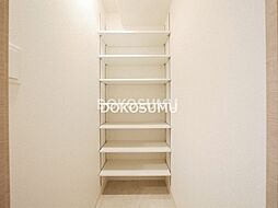 住まいの顔として相応しい、気品とゆとりのあるエントランス。