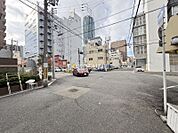 一人暮らしも安心。街灯が明るく、暮らしやすさが息づくエリア。