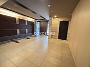 オンからオフへ。心地よい静寂へといざなうエントランス。