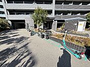 一人暮らしも安心。街灯が明るく、暮らしやすさが息づくエリア。