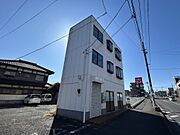 県道沿いで視認性の良好な物件です
