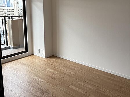 天然木化粧板フローリングを採用し、上質な質感と掃除のしやすさを両立。(洋約6.2)