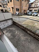 1階西側洋室から出れるところにお庭のように使える小スペース有ります♪