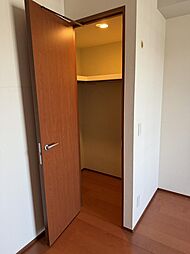 収納たっぷり入るウォークインクローゼットです！