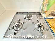 【3口ガスコンロ】毎日料理をする、料理が好き、家族が多く量を作る必要がある、等の方々にとって必須の3口コンロ。同時進行で効率アップはもちろん鍋を移動する回数が減り、無駄な動きを軽減することが出来ます。