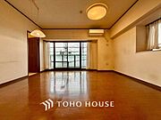 【家族のトクベツな空間】インティメイトなくつろぎを愉しむリビングルームはひそやかな憩いの場となります。リビングとダイニング、2つの空間機能を活かし、ライフスタイルに新しいゆとりをもたらします。