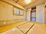 【古き良き日本文化】和室があることで落ち着きと癒しの空間が生まれます。来客時の客室としても利用できますし、お子様のプレイルームやお昼寝に最適なお部屋です。