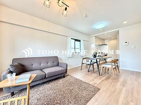 【快適な住空間】家族の暮らしに思いを馳せて、日常のワンシーンを表現したリビングダイニング。「ホワイトナチュラル」のテイストが、自然体で過ごせる心地良さを生み出しています。