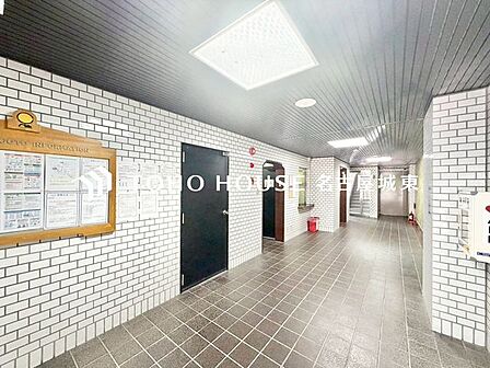 【お家へ帰ろう】ここに住まわれる人にだけに許された専用のエントランス。我が家に帰ってきた安心感を与えてくれる最初のプライベート空間です。