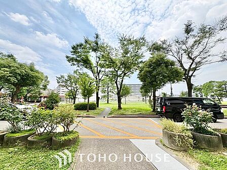 【お家へ帰ろう】ここに住まわれる人にだけに許された専用のエントランス。我が家に帰ってきた安心感を与えてくれる最初のプライベート空間です。
