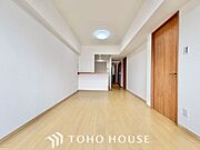 【快適な住空間】家族の暮らしに思いを馳せて、日常のワンシーンを表現したリビングダイニング。「ホワイトナチュラル」のテイストが、自然体で過ごせる心地良さを生み出しています。