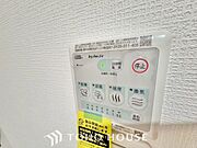 【浴室換気乾燥暖房機】その名のとおり、乾燥・暖房・換気・涼風・24時間換気と年間を通じて活躍してくれる多機能アイテムです。雨の日のお洗濯物干しからシックハウス対策まで幅広く活躍してくれます。
