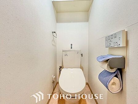 【シンプルが一番】水周りはシンプルに清潔感のあるホワイトで統一。収納が付いて実用性も兼ね備えた造り。換気出来るよう、窓も完備。いつも清潔な空間を保てるよう配慮しました。