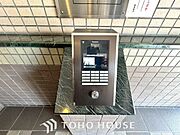 【オートロック】共用玄関にオートロックがあることで防犯効果が高まります。煩わしい訪問営業や勧誘等の来訪率も下がることから「守られている」安心感が高まる事は住まいの安心につながります。